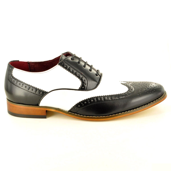OXFORD SADDLE SHOES IN BLACK AND WHITE